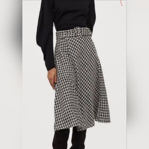 Very HTF H&M Houndstooth midi skirt with belt. Size 8